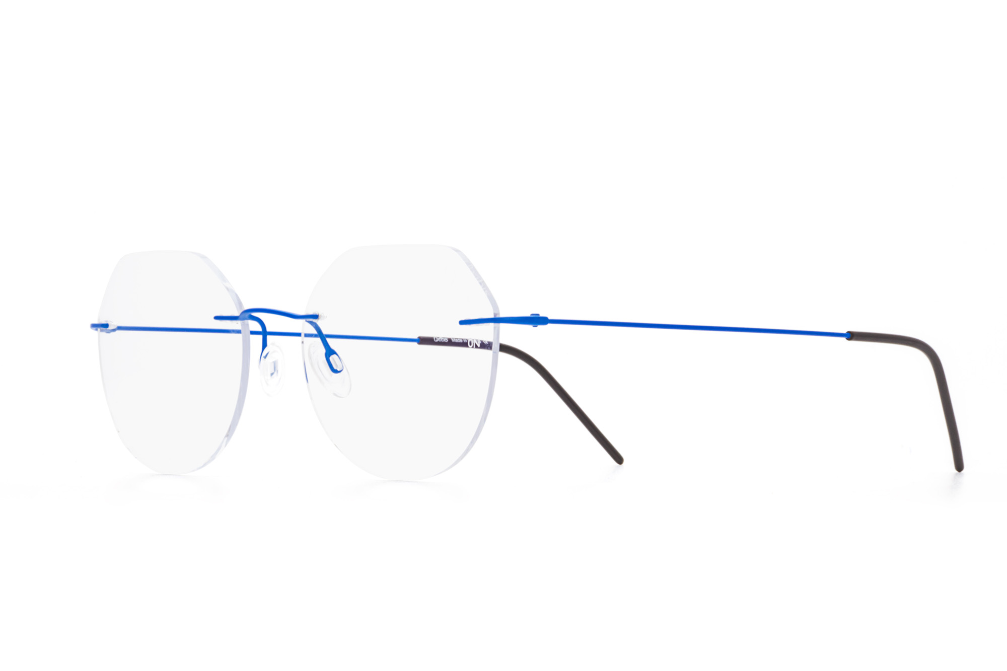 Kullanıma hazır optik tarzda işlenmiş camları ve optik uyumlu çerçevesiyle Oxibis Zef ZP7C10 52 orta ekartman neon mavi renkli altıgen ve yuvarlak model çerçevesiz unisex gözlüğü optisyen veya gözlükçülerin sunacağı numarasız veya numaralı cam özelleştirmeleriyle size en yakın gözlükçüden satın alabilirsiniz.