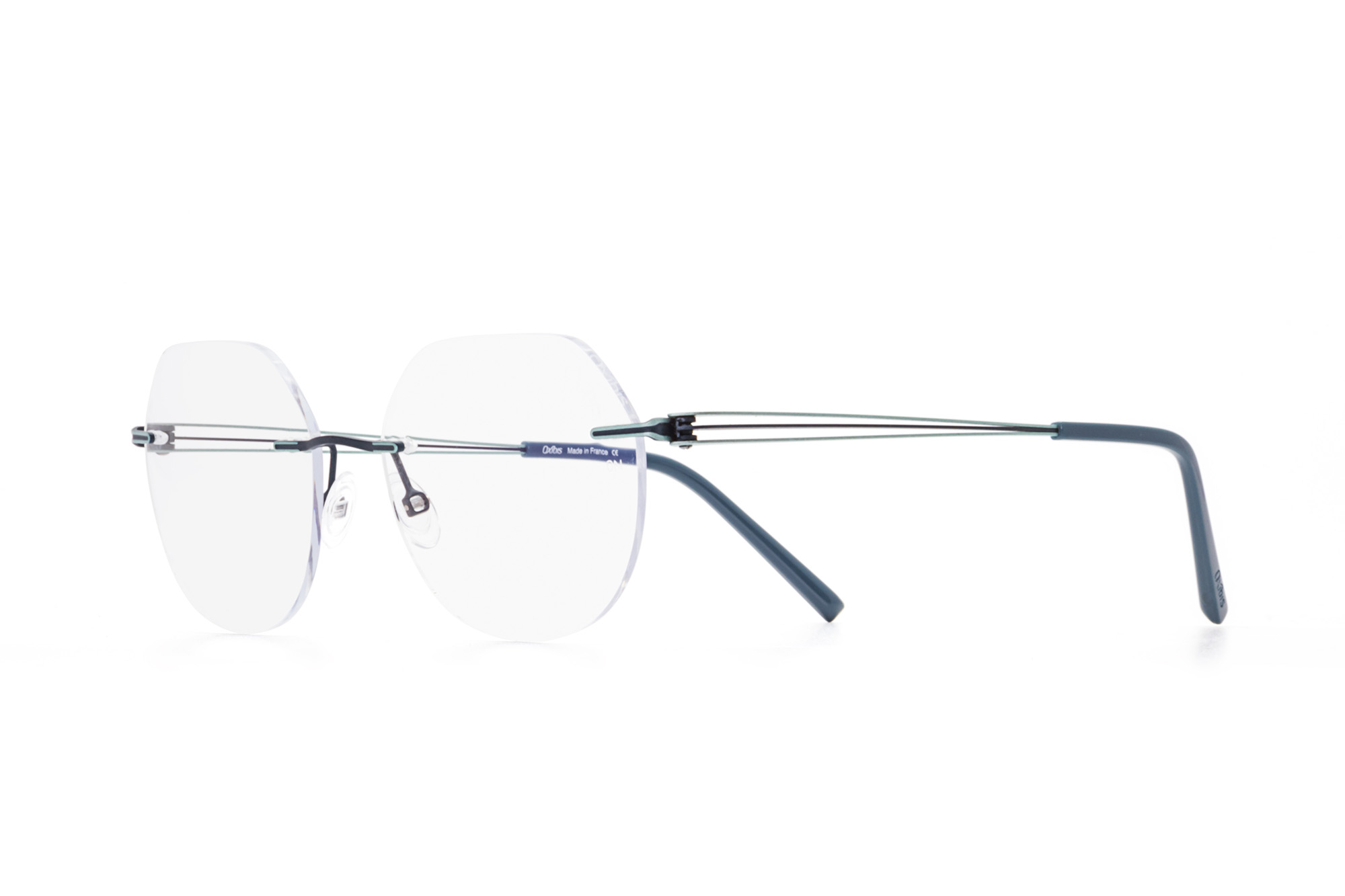 Kullanıma hazır optik tarzda işlenmiş camları ve optik uyumlu çerçevesiyle Oxibis Alyzee AZ6C2 51 orta ekartman mavi-yeşil ve mavi renkli altıgen ve yuvarlak model çerçevesiz kadın gözlüğünü optisyen veya gözlükçülerin sunacağı numarasız veya numaralı cam özelleştirmeleriyle size en yakın gözlükçüden satın alabilirsiniz.